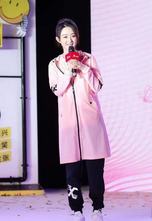 赵丽颖哪里像当妈的人身穿淡粉色运动外衣很有活力太少女了