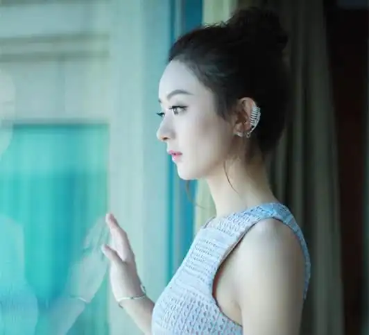 女星侧脸:周冬雨长得好看但脸型吃亏,赵丽颖侧脸直线型特别干净