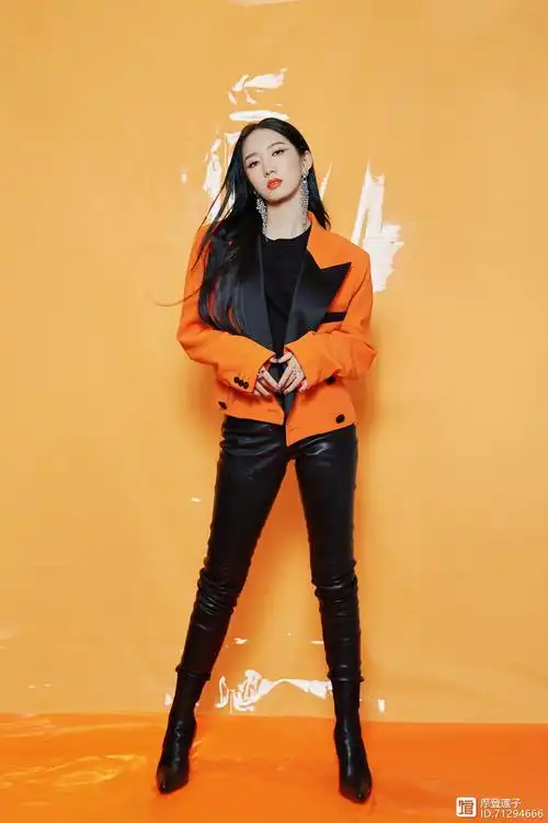 孟美岐的穿搭好飒,橙色西装配黑色皮裤,诠释了女性帅气的一面