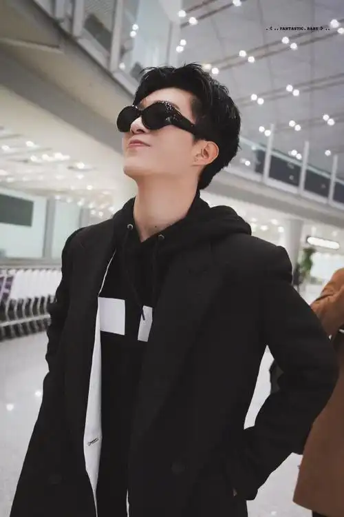 范丞丞凌晨启程飞往巴黎 一身黑色look帅气亮相机场