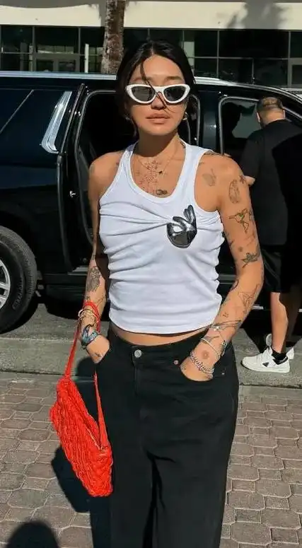 谢邀,以前很内向,戴上墨镜治好了