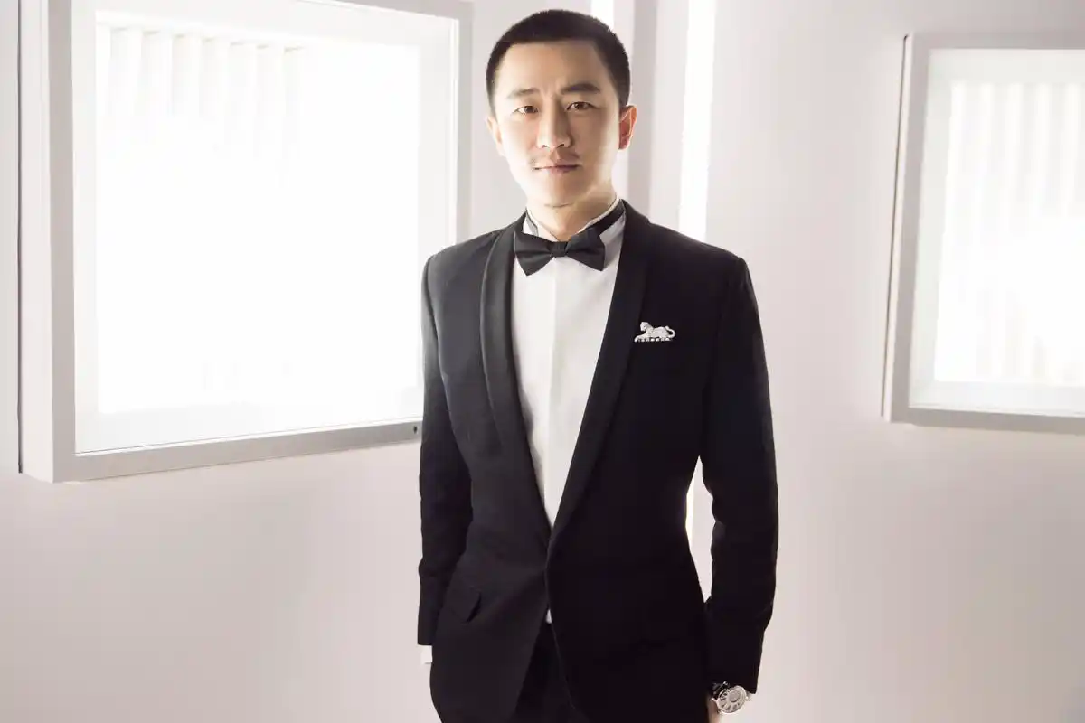 黄轩出席卡地亚高级珠宝展 圆寸造型硬朗率性