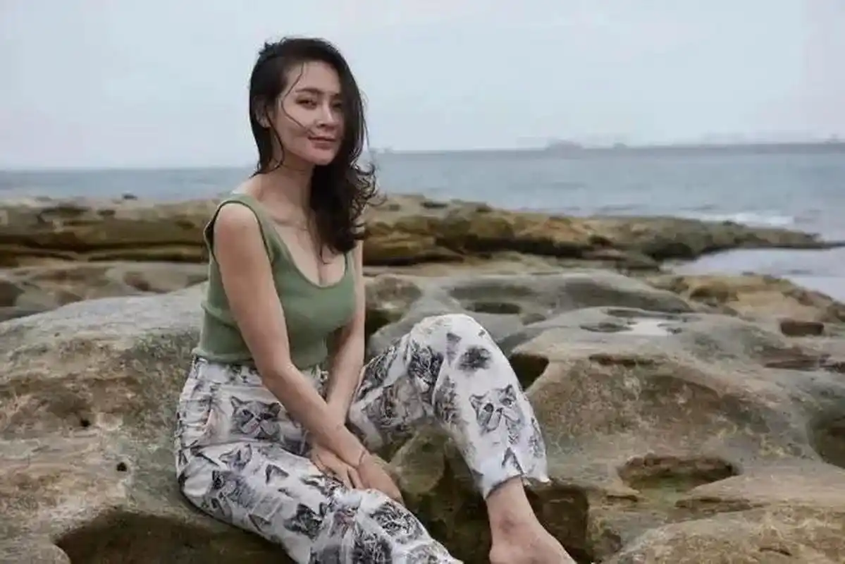 于明加,深陷大海艺术照