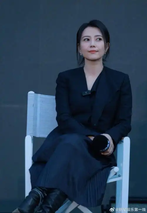高圆圆#first惊喜电影展#上的造型惊艳到了,一席黑色西装长裙搭配尚美