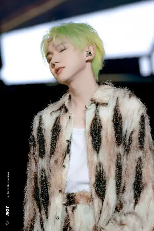 内娱明星神仙发色#王源绿发宛如坠落人间的精灵!