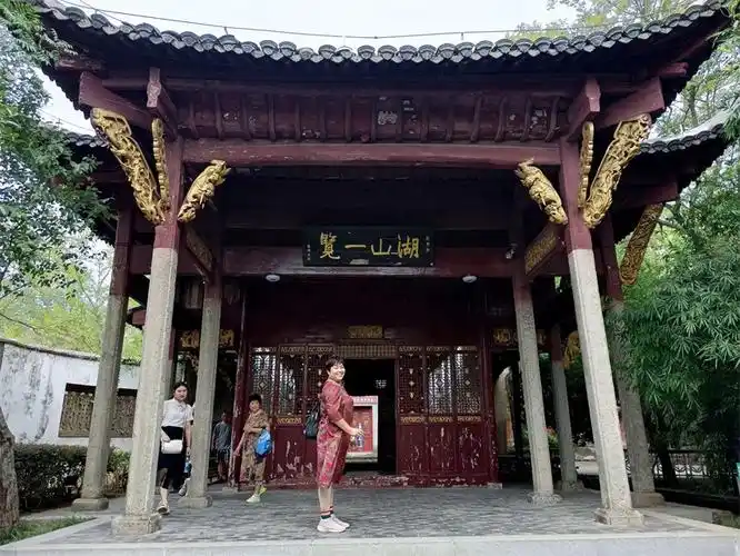 石钟山,位于江西省九江市湖口县,长江与鄱阳湖交汇处.海拔61.