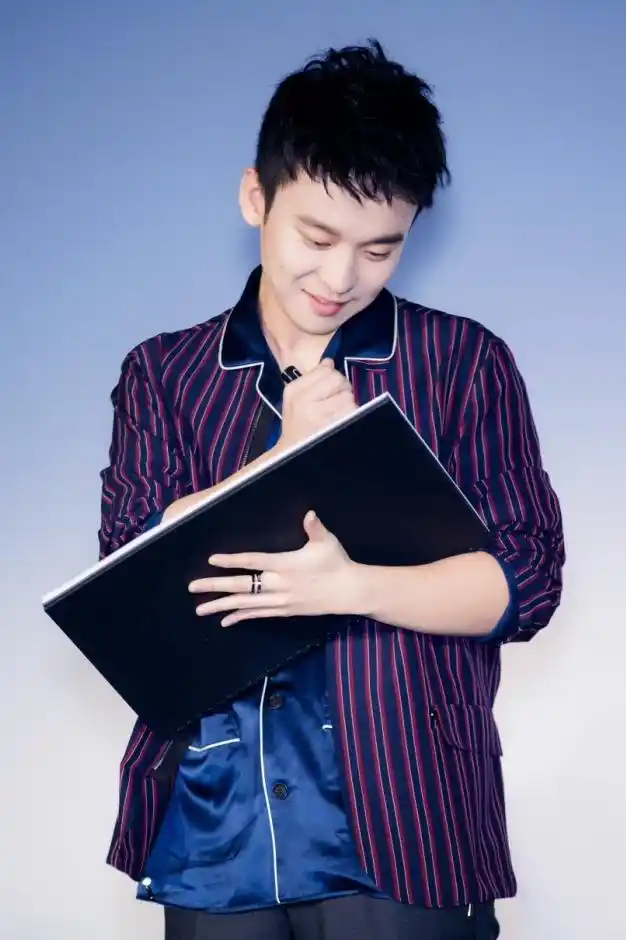 董子健生日杨幂祝三年抱俩 约泰国看表演