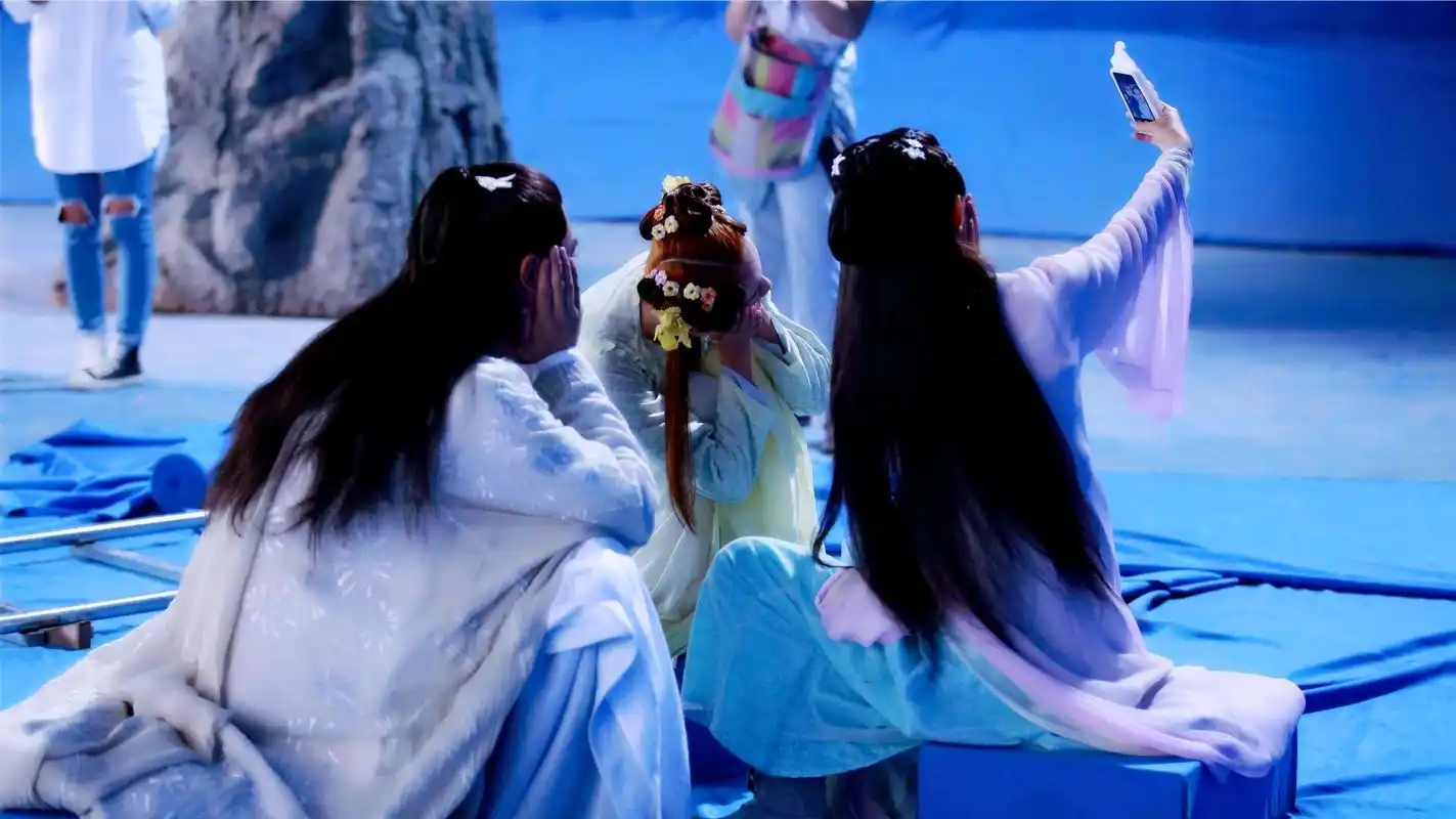 《花千骨》花絮照,原来霍建华赵丽颖片场这么调皮