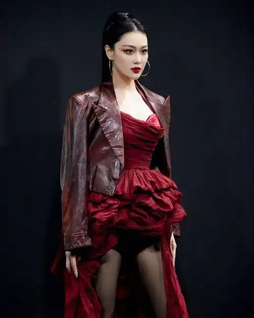 张馨予新造型美回婚前性感模样!