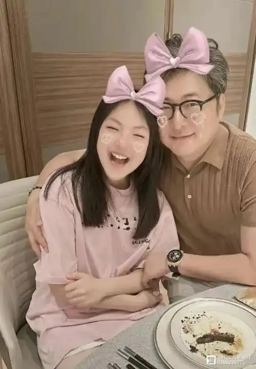 13岁王诗龄亭亭玉立,和何炅一起戴花合影,被赞像兄妹