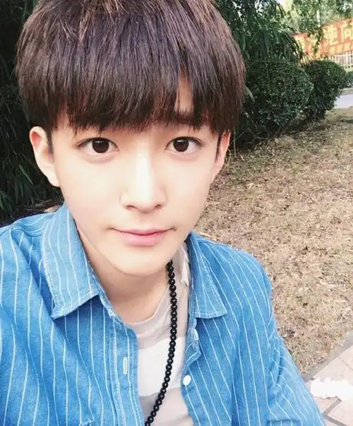 分享一位萌萌的可爱小鲜肉 瓜子脸大眼睛的小正太(3)-帅哥图片-帅哥