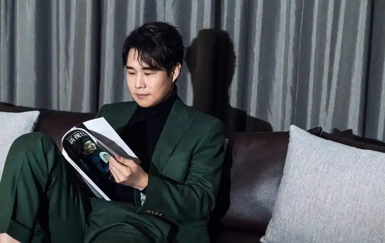 娱乐新鲜事#小沈阳在微博晒出自己的写真照片,呦呵,还挺有范,气质