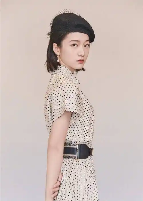 张雪迎短发造型气质大变!