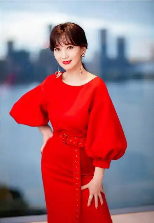 50岁的赵雅芝又穿出了大姨们想要的年轻感穿牛仔连衣裙用丝带扎马尾