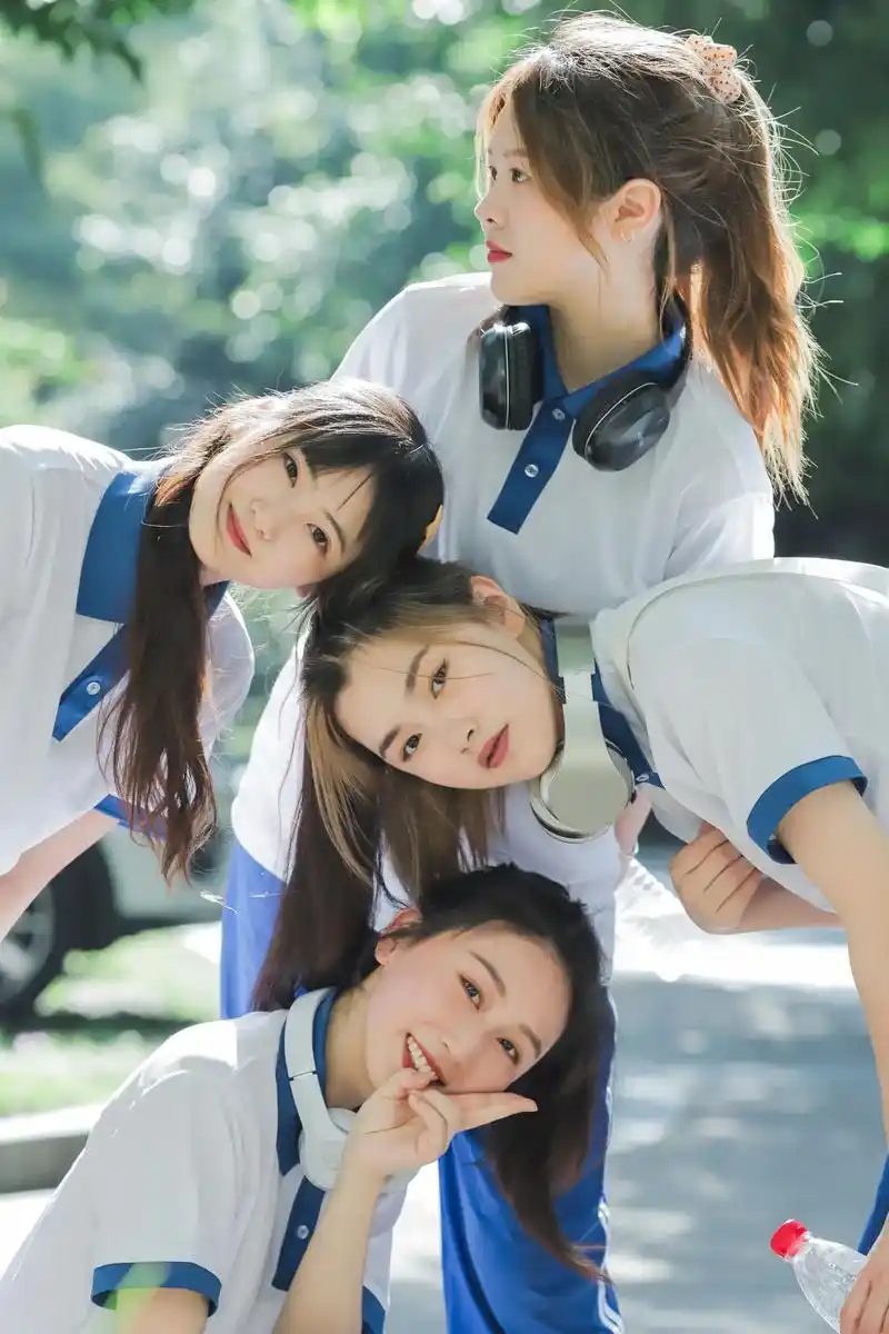 来看看我们的校服拍照也美美哒! - 抖音