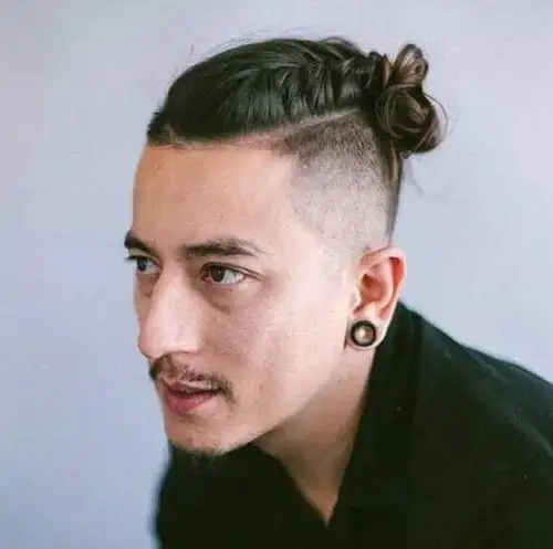 用长发扎出男士专有的 man bun