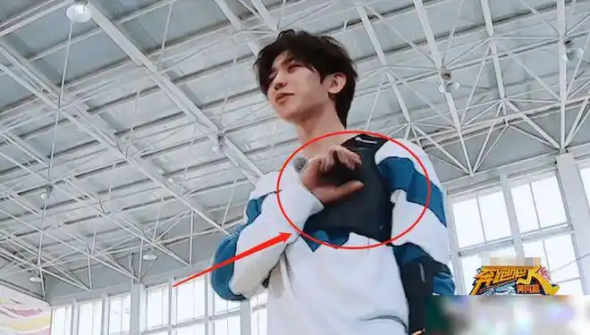 跑男预告来袭蔡徐坤射箭直中靶心太帅转身后的动作才苏到我了