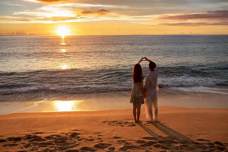 海边浪漫的年轻夫妇图片下载