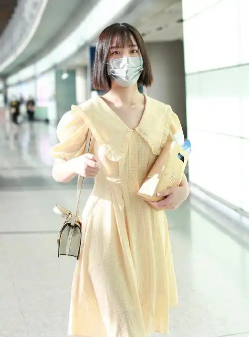 原创她15岁就已成名,前途一片大好,穿小黄裙梳短发,俏皮又可爱