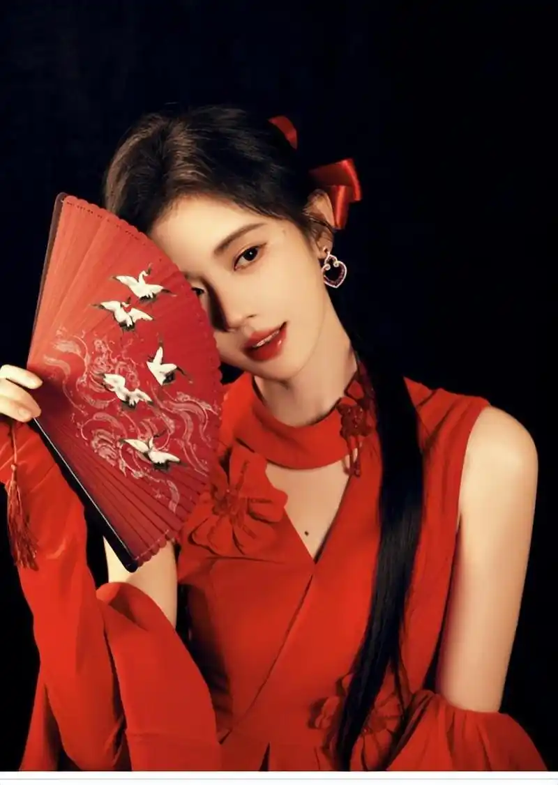 鞠婧祎红装中国风,2024元旦最美照曝光