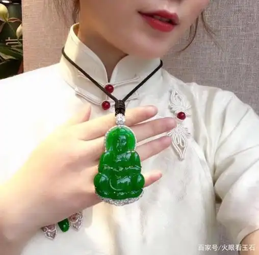 翡翠的寓意千千万,保平安的翡翠吊坠有哪些?