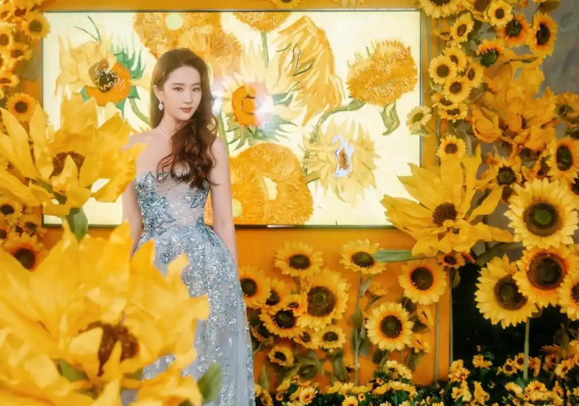 刘亦菲出席国民品牌活动 ,一身蓝裙亮相,真的太惊艳了 刘亦菲