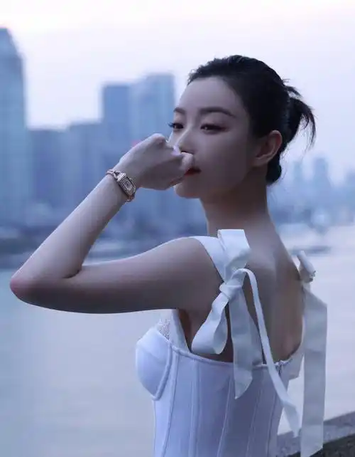 倪妮侧脸生图火上热搜,衣着清凉,美身材纤腰,皮肤白皙,好有气质_吊带