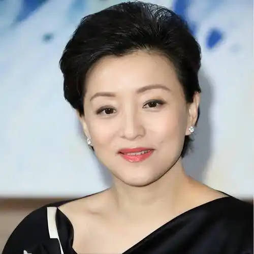 他是杨澜的儿子,长相像复制粘贴,身高1米85,高大帅气