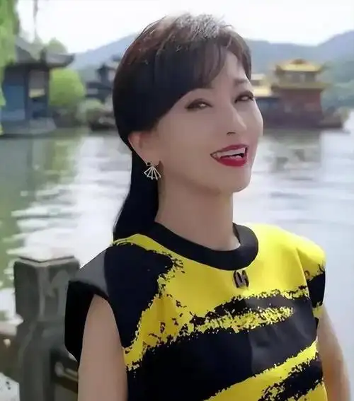 赵雅芝再游西湖!年近70岁气质不减,网友:40岁的容貌18岁的身体