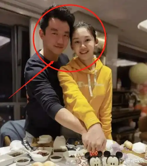 原创郑恺晒照夸苗苗大长腿苗苗甜喊老公我却在关注苗苗近况的腰围