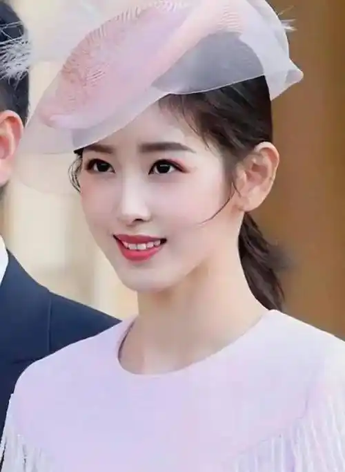 京东老板娘章泽天扎麻花辫看欧洲杯!奶茶妹妹美爆了