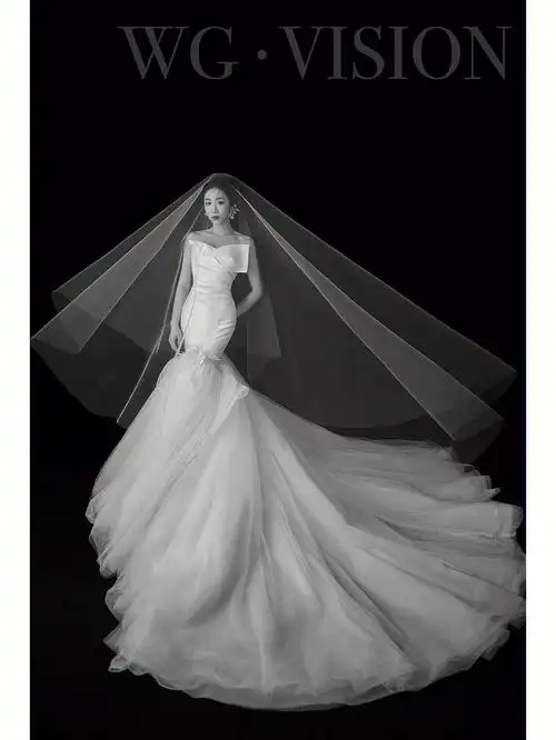 黑与白镜头感很强的颜值夫妇婚纱照