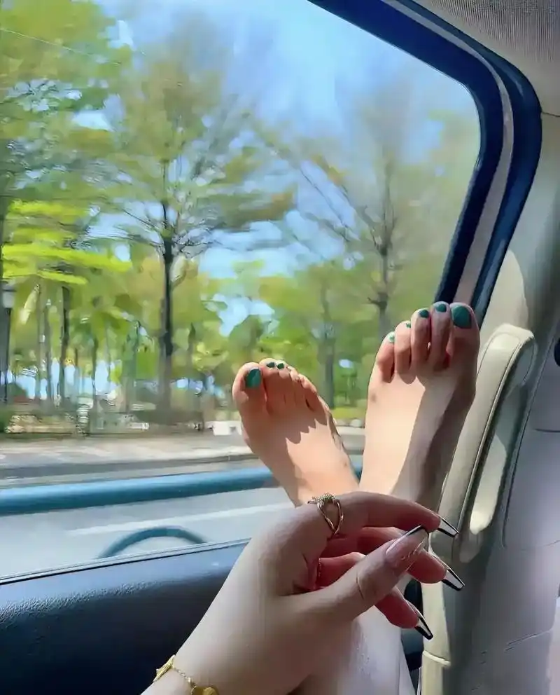 女孩儿的脚以秀,白,韵,明,柔为美