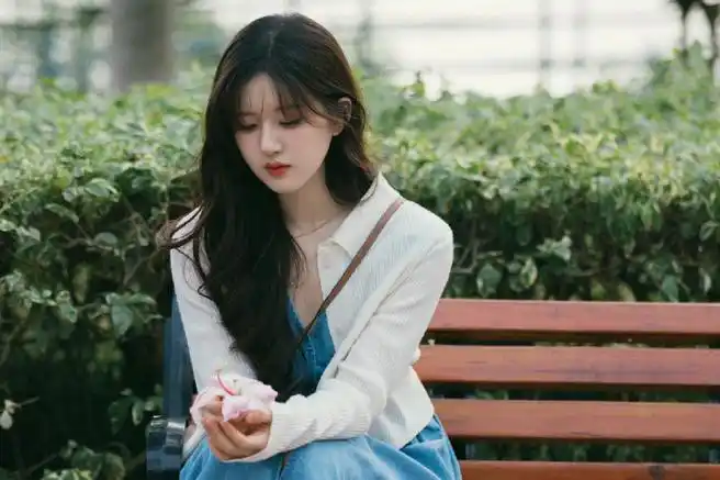 赵露思桑稚侧脸图