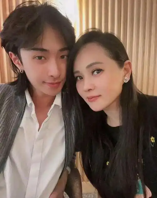 54岁伊能静和大儿子现身美国,头靠头显亲密,小女儿也罕见出镜