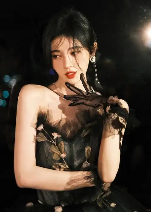 鞠婧祎戴上黑色网纱手套略显性感,加上魅惑力十足的姿态,尽显妖娆妩媚