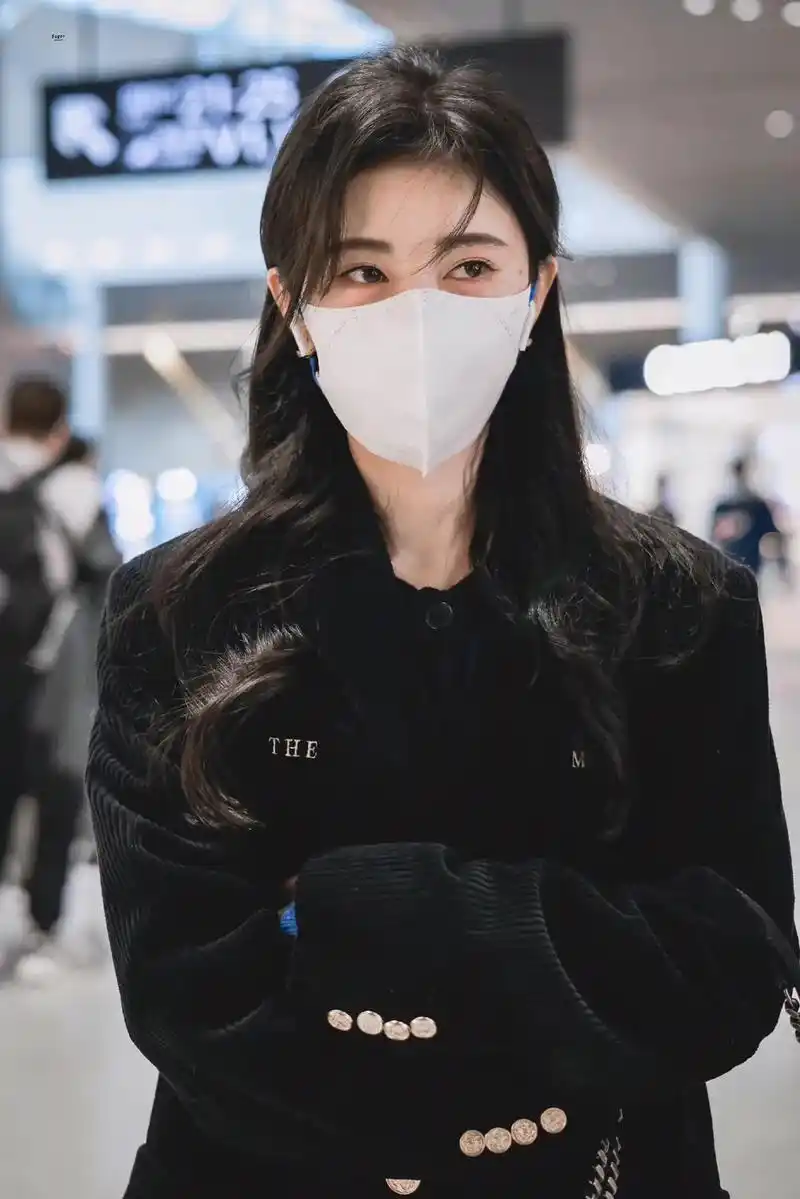 鞠婧祎 鞠婧祎一些机场很绝的造型,92家站姐好会拍,口罩加 - 抖音