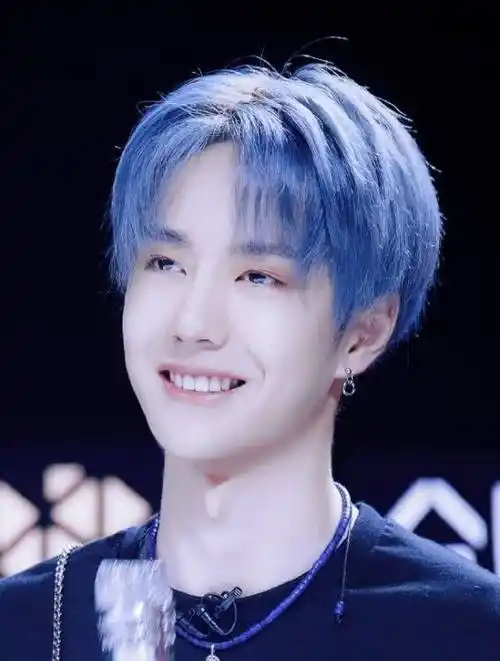 王一博对着镜头吹泡泡,看到特写的嘴巴,网友们纷纷表示不淡定了_嘴唇