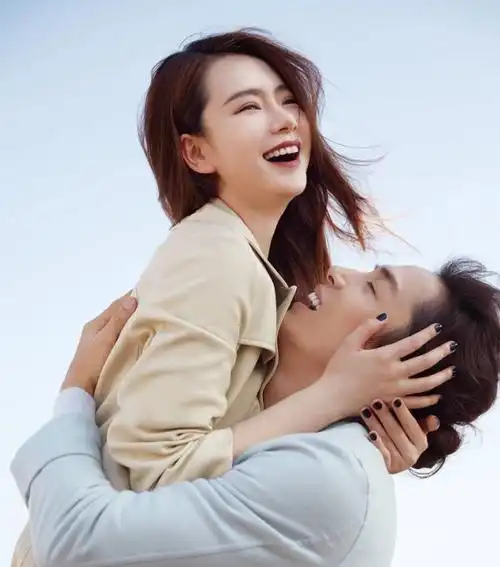 李承铉发博为戚薇庆生,细节曝光真实婚姻关系,lucky越来越像爸