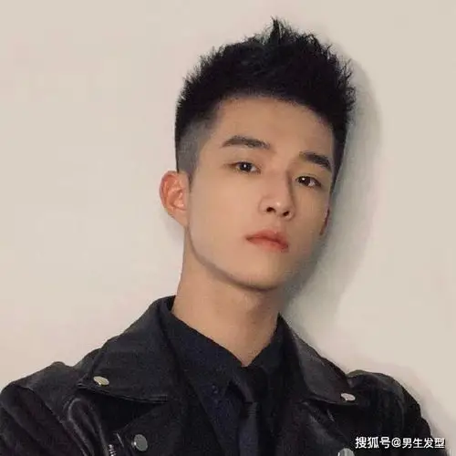 比如这样一款小飞机头发型,简直不要太好看了,两边的头发