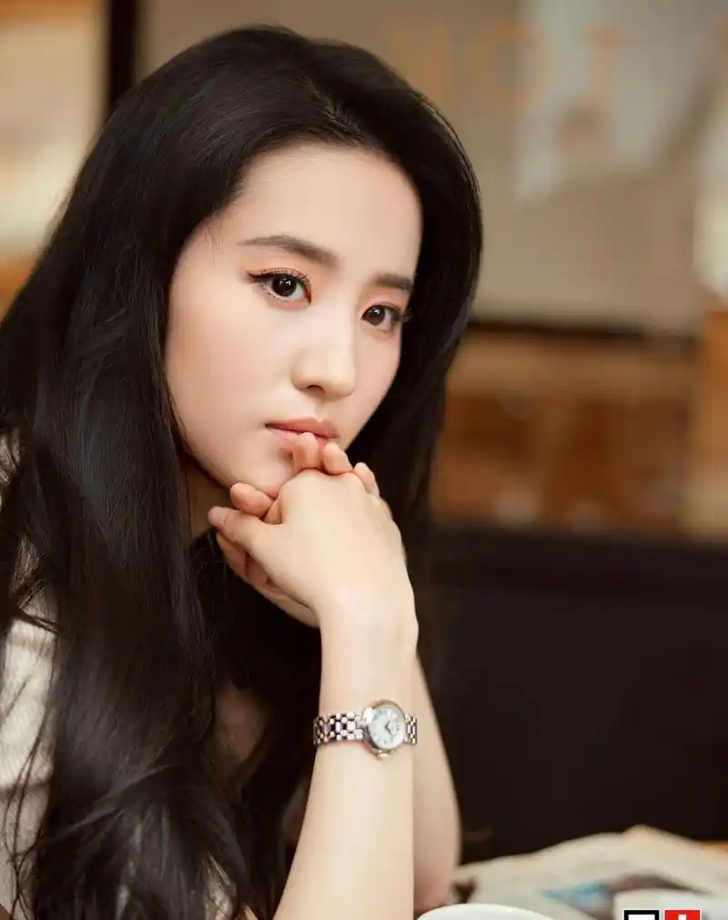 刘亦菲最新高清怼脸拍画报 街角咖啡馆里的优雅娟秀气质女孩.