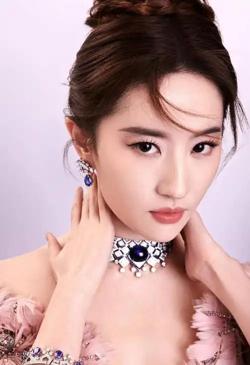 刘亦菲穿粉色羽毛裙似孔雀公主 仙女下凡 盘发造型温婉动人|长裙|米兰