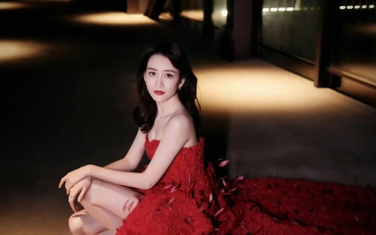 王鸥晒新造型,穿红色抹胸礼服裙美艳又性感
