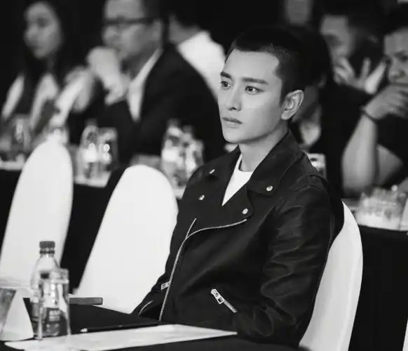 贾乃亮板寸李小璐夜宿门风波后第一次公开活动亮相瘦了