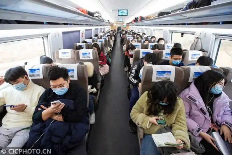 旅客乘坐cr300bf型"复兴号"动车组列车.cicphoto/苏阳 摄