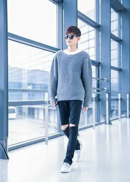 我了个去……岁月对很多人来说都是一把杀猪刀,很多男明星随着年龄的