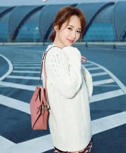 杨紫甜中带俏的颜值原来随了妈,小时候娇俏可爱,长大后淑女子雅_妈妈