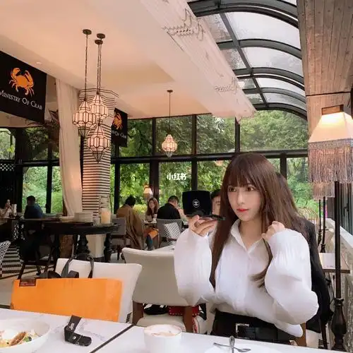 店名:芭芭露莎 南京西路231号人民公园内人工湖在公园进门往左走能