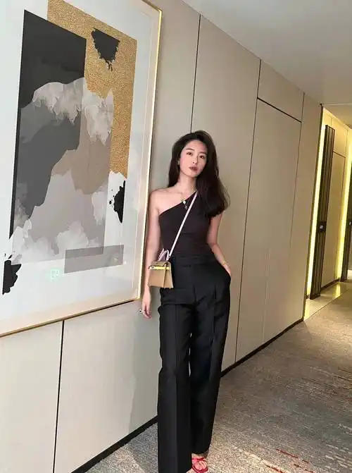 吊带配短裤,杨采钰演绎夏日的浪漫风情,美得很高级!_黑色_草绿色_魅力