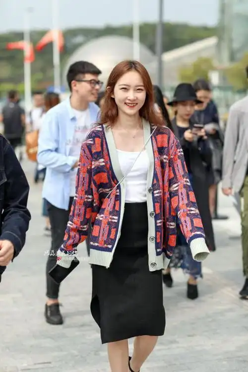 路人街拍,小姐姐笑容好甜美,真的想跟你交朋友_网易订阅